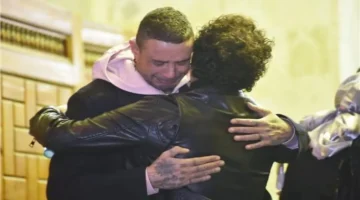 انهيار عاطفي مؤثر.. أحمد الفيشاوي في عزاء والدته سمية الإلفي